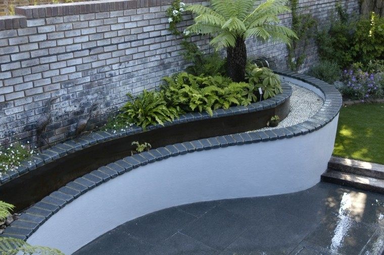 diseño fuente agua borde jardin