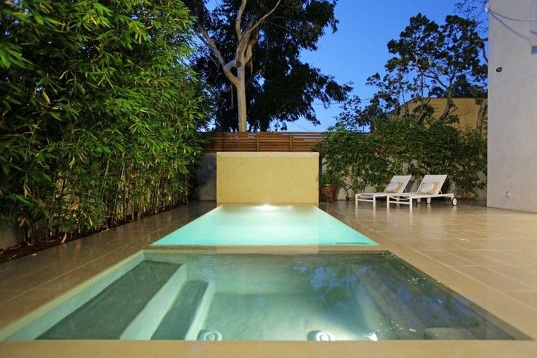 diseño jardin piscina azulejos beige