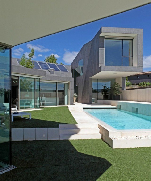 diseño moderno jardin piscina cesped