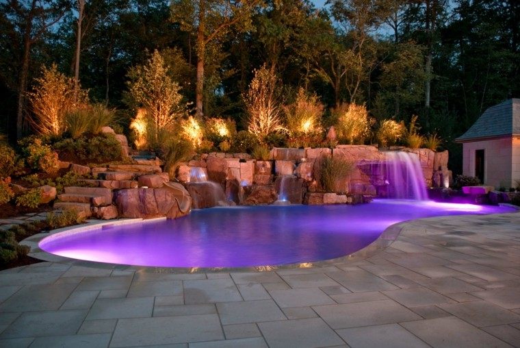 diseño moderno piscina cascada luces