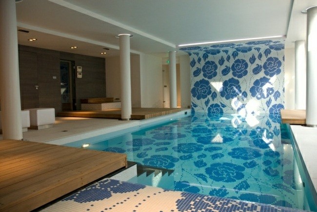 diseño mosaico piscina flores azules