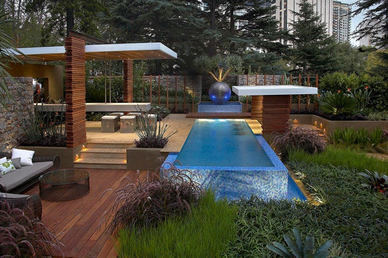 diseño paisaje muchas plantas piscina