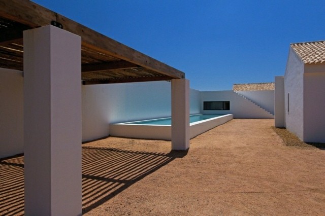 diseño patio minimalista soleado piscina