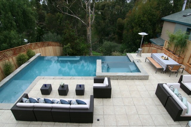 diseño piscina borde sofas jardin