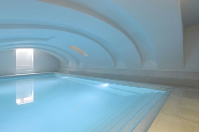 diseño piscina cubierta moderna