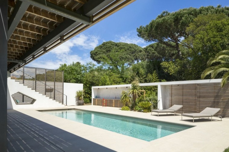 jardín con porche y piscina diseñó jardin porche piscina tumbonas