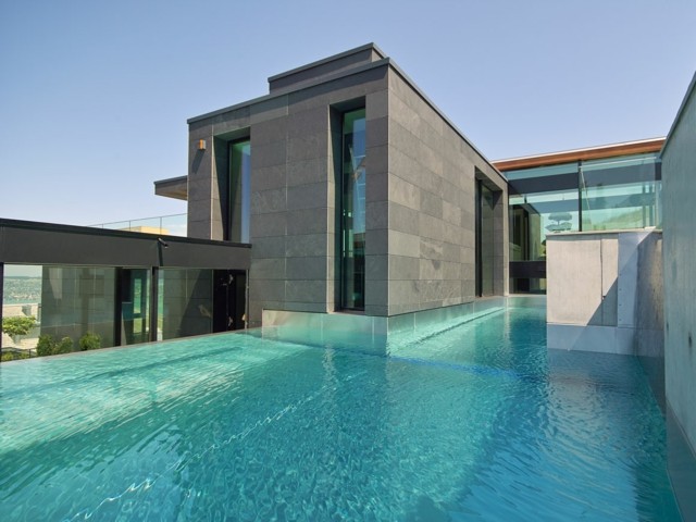 edificio color gris piscina grande