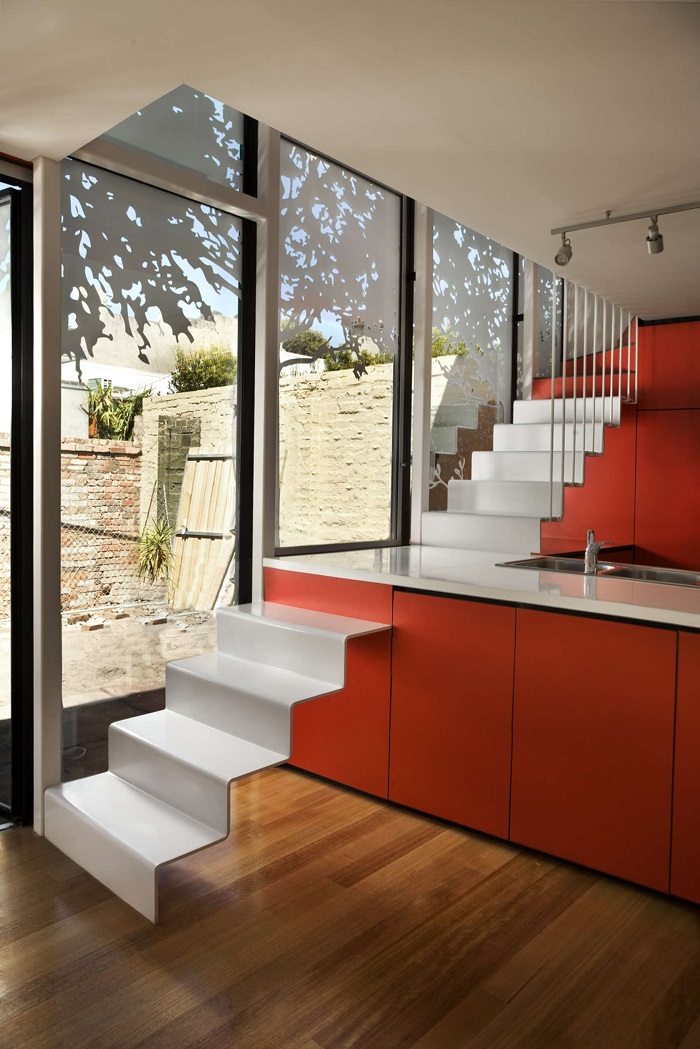 escaleras blancas muebles color naranja