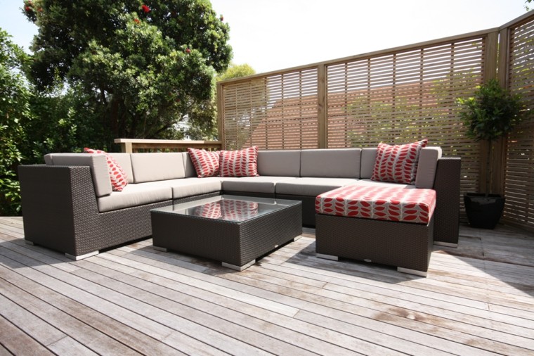 valla alta de madera para intimidad en el jardín espacios exterior amplios sofas grandes ideas