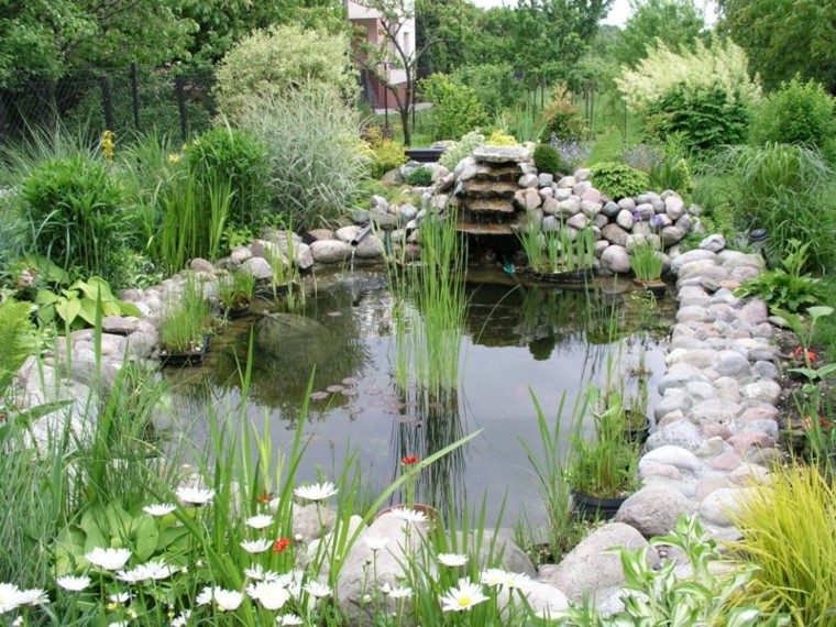 estanque jardin bordes piedras redondas