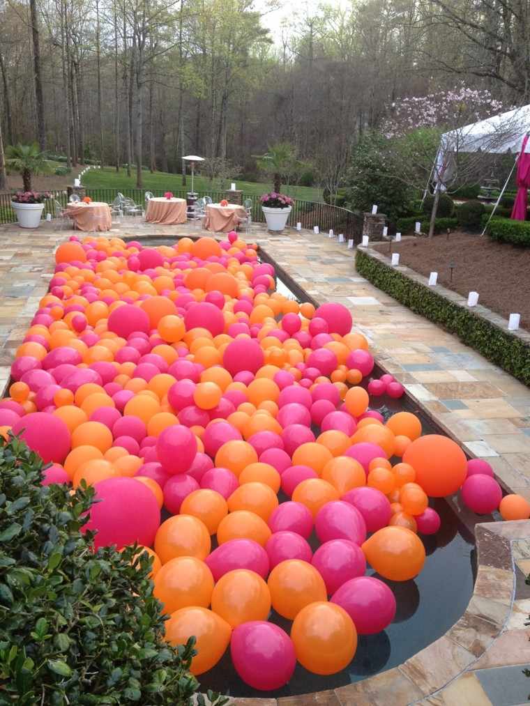 estanque piscina lleno globos colores