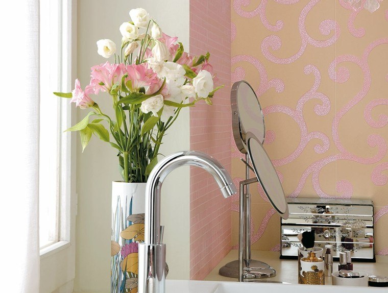 florero espejo cuarto baño rosa 