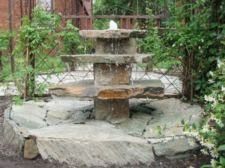 fuente piedra jardin cascada flores