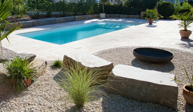decoración con macetas hierbas ornamentales rocas piscina macetas
