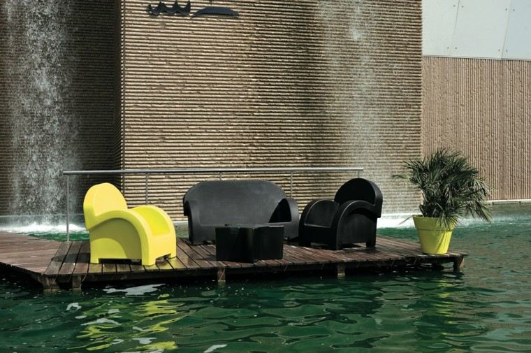 ideas estilo patio sofa butacas exterior negro amarillo