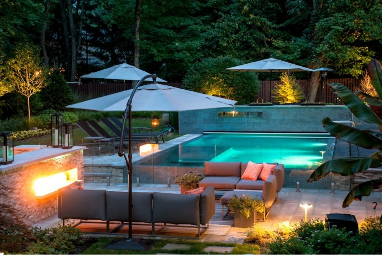 jardin moderno con chimenea jardin moderno luces sombrillas chimenea