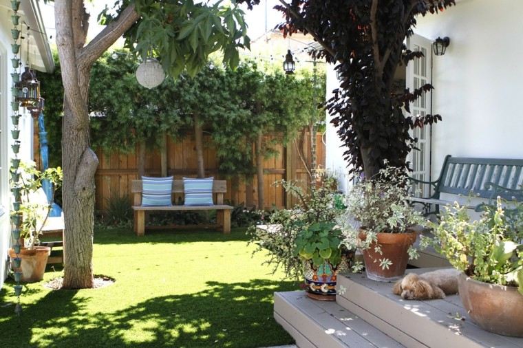 Bartletti, Don  B582354480Z.1 SEPTEMBER 6, 2012. VENICE, CA. The tree shaded deck behind Amanda Keidan's house is a ideal place to relax. The lawn is artificial turf. (Don Bartletti / Los Angeles Times)