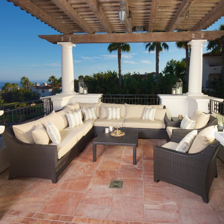 pérgola en el jardín y muebles cómodos jardin pergola madera sofas color beige ideas