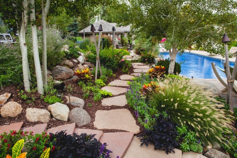 jardin piscina camino piedras