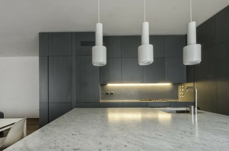 cocina italiana gris lamparas blancas encimera marmol italiana