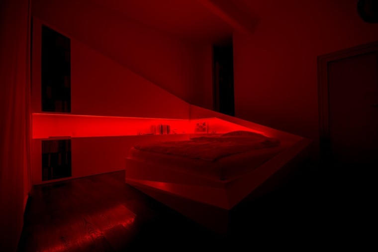 luz nocturna color rojo cama