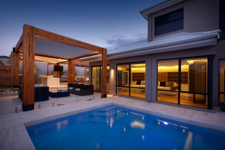 Pergola diseño moderno con aires tradicionales en verano.