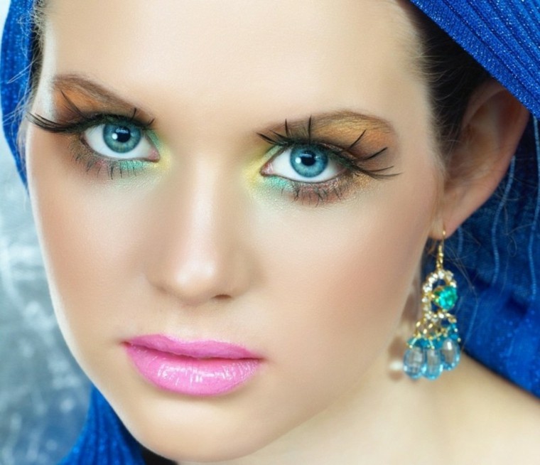 maquillaje de ojos chica pañuelo azul