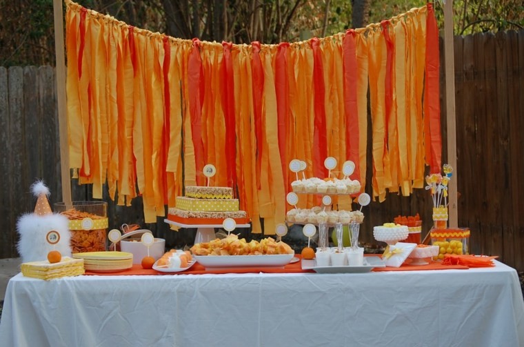 mesa naranja patio muro listas