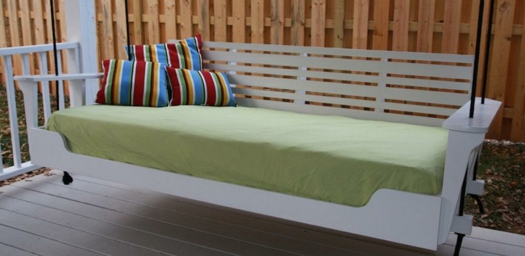 mobiliario terraza cojines coloridos muro 