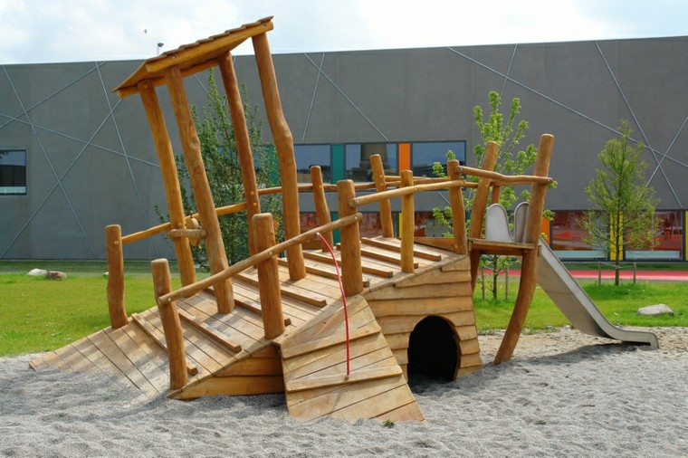 original diseño casita torcida tobogán