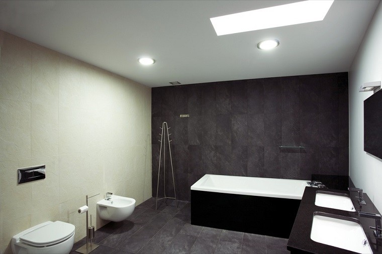 baño minimalista pared negra