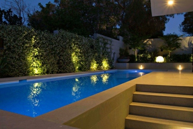 patio noche moderno diseño piscina