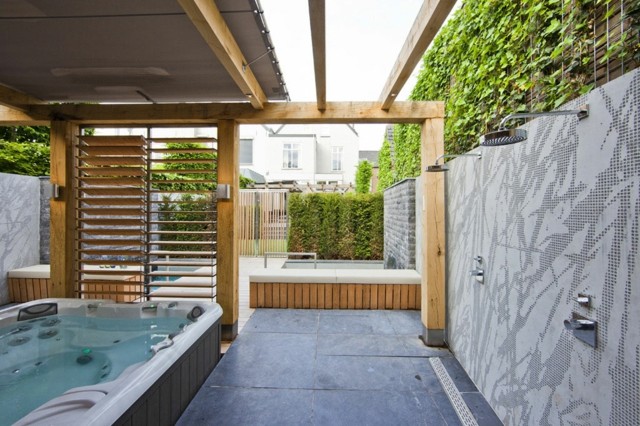 patio trasero jacuzzi ducha madera