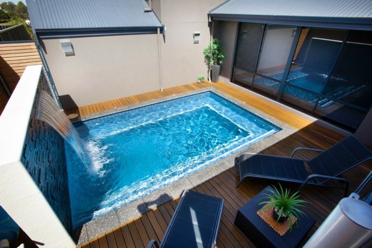 pequeña terraza madera piscina cascada
