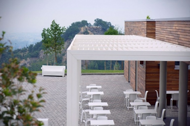 Pergola diseño moderno con aires tradicionales en verano.