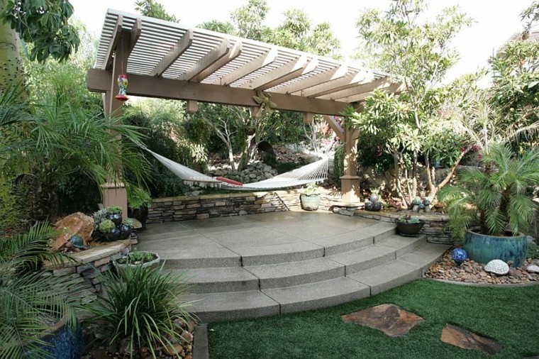 pergola madera jardin tropical cesped palmeras ideas