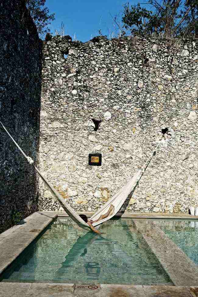 piscina baño muro piedra grande