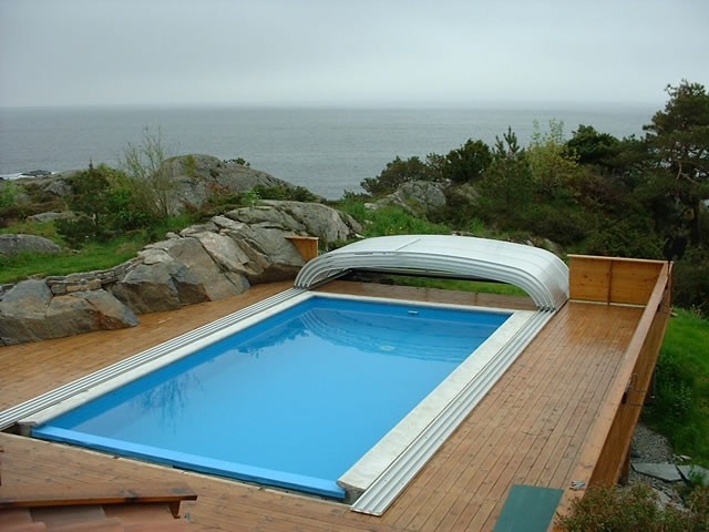 piscina borde madera cubierta-blanca