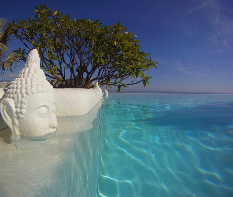 diseño de piscina con notas orientales piscina infinita cabeza buda paraiso