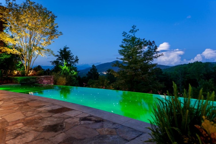 piscina iluminada jardin moderno amplio ideas