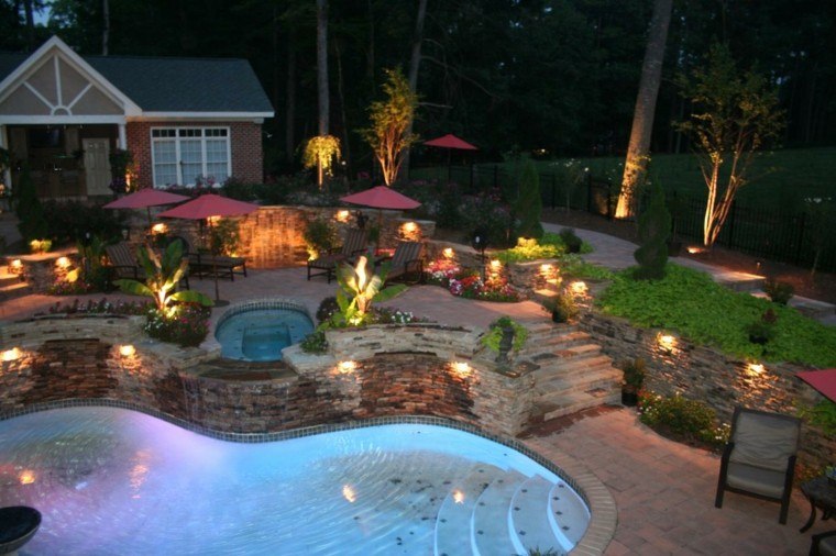 piscina jacuzzi plantas casa luces patio