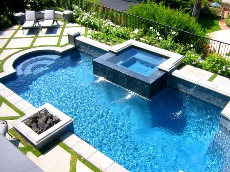 piscina jacuzzi tumbonas jardin moderno ideas