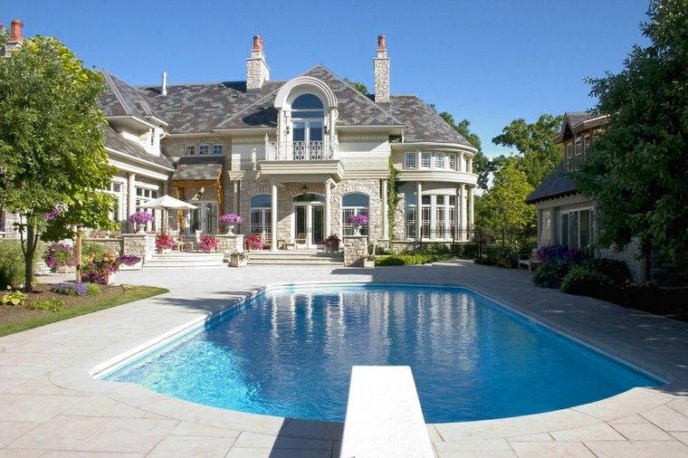 piscina jardin amplio casa grande suelo losas blancas ideas
