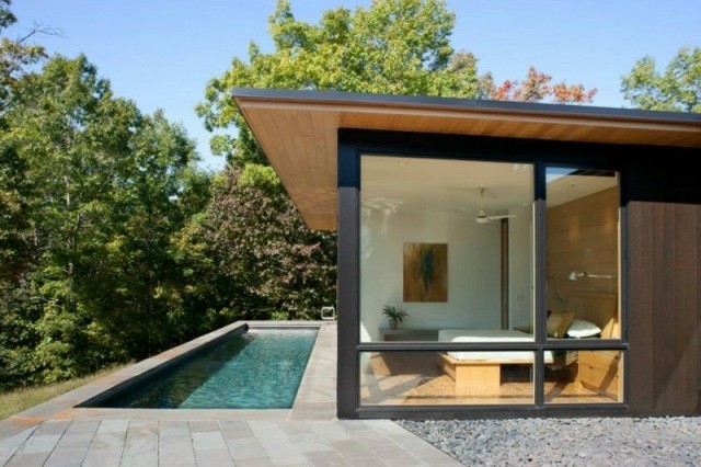 piscina pequeña rectangular lateral casa