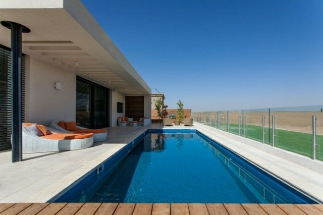 piscina de hormigón con plataforma de madera piscina plataforma madera tumbonas naranja
