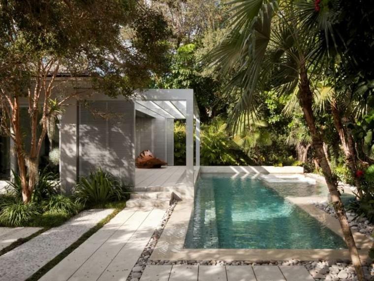 piscinas jardín pergola blanca palmeras ideas