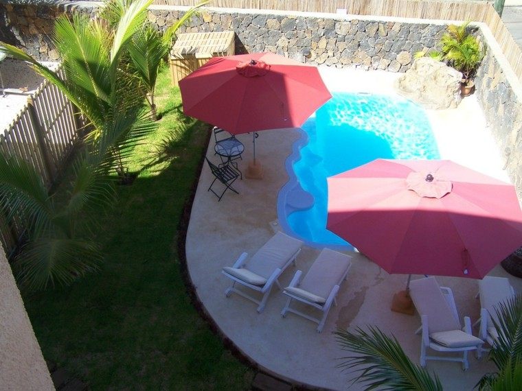 piscinas jardines sombrillas rojas palmeras