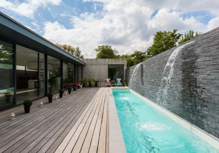 piscinas larga estrecha jardin pared piedra caida agua ideas