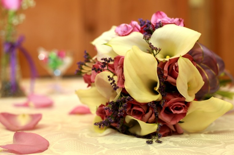 ramos de flores pequenos calas rosas ideas