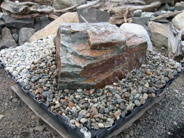 roca grande piedras pequeñas fuente